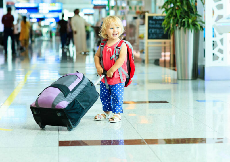 Ребёнок с чемоданом